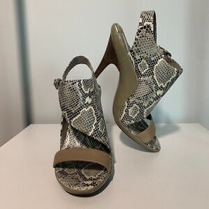 BCBGMaxAzria Snake Print - Like New - Size 8 - Grey and White with Brown Heel​